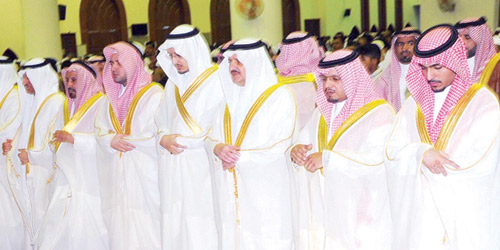  الأمير سعود يؤدي صلاة العيد