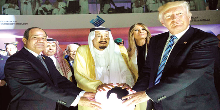 الملك والرئيس الأمريكي والرئيس المصري خلال تدشين المركز العالمي «اعتدال» لمكافحة الإرهاب