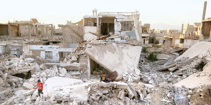  طفلان يتجولان بالرغم من الخطر في موقع تم قصفه  في إحدى المدن السورية