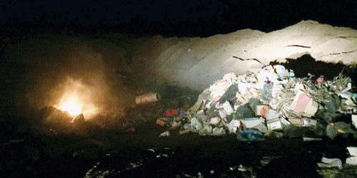  إحدى الصور ويظهر فيها حرق النفايات