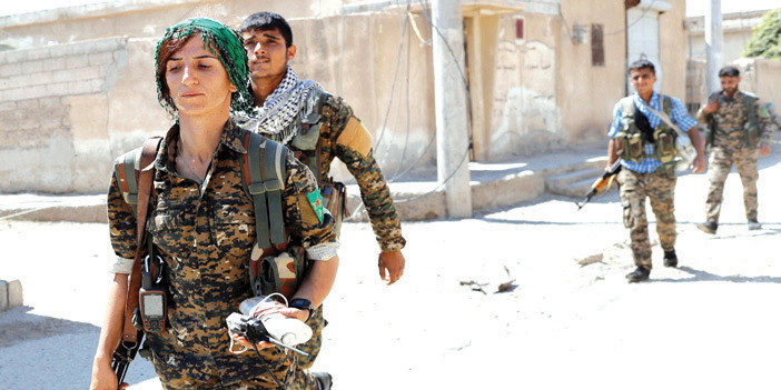  مقاتلة كردية من وحدات حماية الناس في أحد المواقع المحررة من داعش