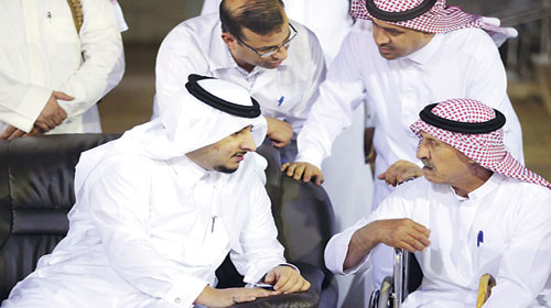  الأمير عبدالعزيز خلال زيارته لدار الرعاية الاجتماعية بالجوف