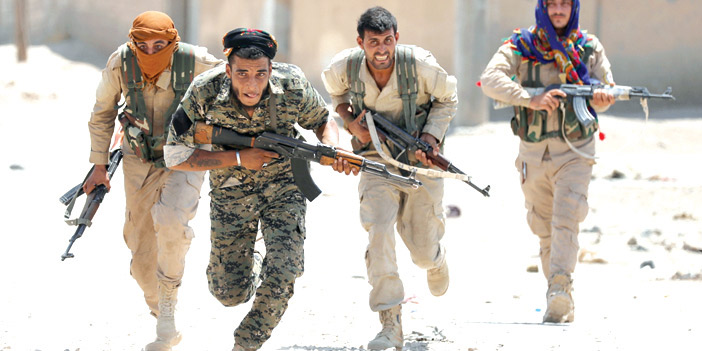  مقاتلون من وحدات حماية الشعب يقاتلون داعش في الرقة