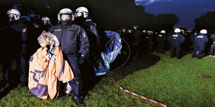  مكافحة الشغب الألمانية تزيل خيام للمتظاهرين