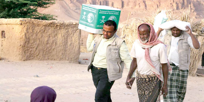 توزيع مساعدات إيوائية في عدة محافظات يمنية 