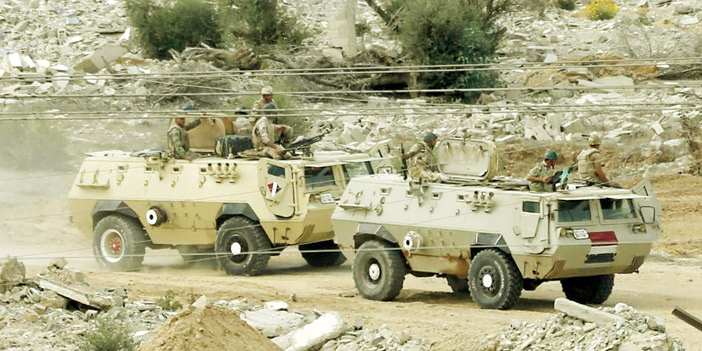  آليات الجيش المصري أثناء المواجهة مع الإرهابيين قرب رفح