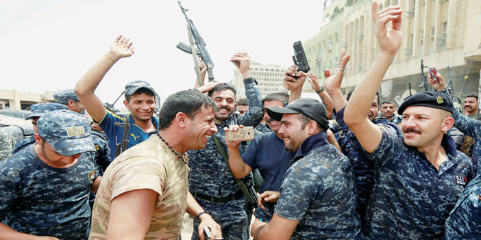  القوات العراقية تحتفل بتحرير المدينة القديمة بالموصل