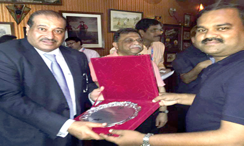  وزير الرياضة الهندي يكرم الأمير نواف بن محمد