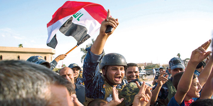  احتفال الجنود العراقيين بتحرير الموصل من سيطرة داعش