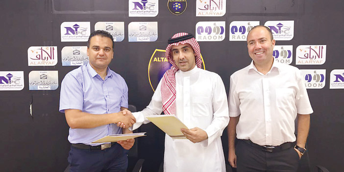  جانب من التوقيع مع ريان الموسى