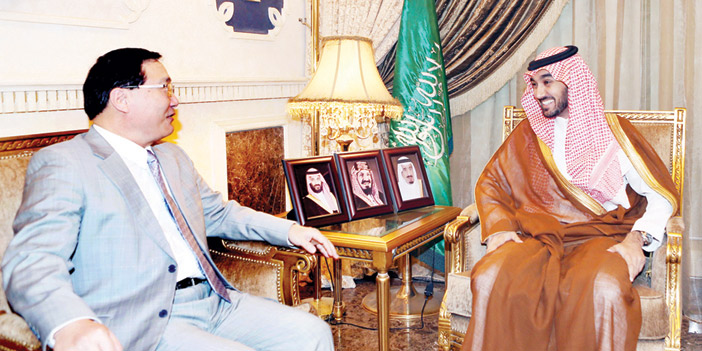  الأمير عبدالعزيز الفيصل خلال لقائه سفير الصين