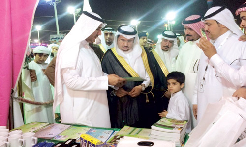   ابن دلبوح يطالع مطويات عن المعرض من رئيس البلدية