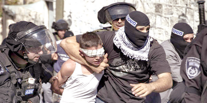  جنود الاحتلال الصهيوني يعتقلون طفلاً فلسطينياً