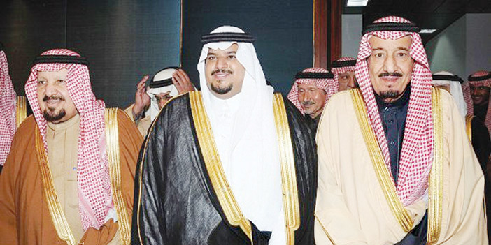  خادم الحرمين مع الأمير عبدالرحمن -رحمه الله- ويتوسطهما الأمير محمد بن عبدالرحمن