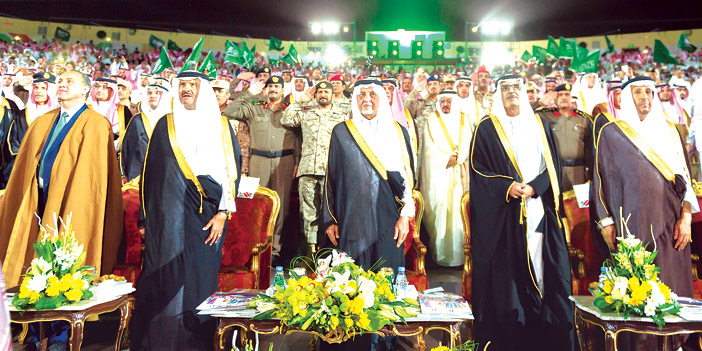  الأمير خالد الفيصل خلال افتتاح المهرجان وبجانبه الأمير بدر بن عبدالمحسن والأمير سلطان بن سلمان