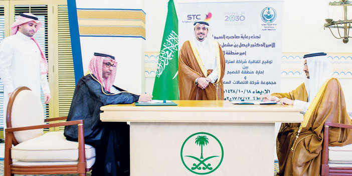  الأمير فيصل بن مشعل أثناء توقيع الاتفاقية بين إمارة القصيم والاتصالات السعودية