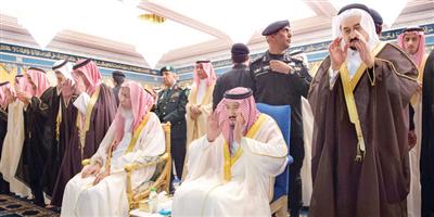 خادم الحرمين يؤدي صلاة الميت على الأمير عبدالرحمن 