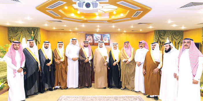  لقطة جماعية لنائب أمير منطقة الجوف مع المجلس البلدي