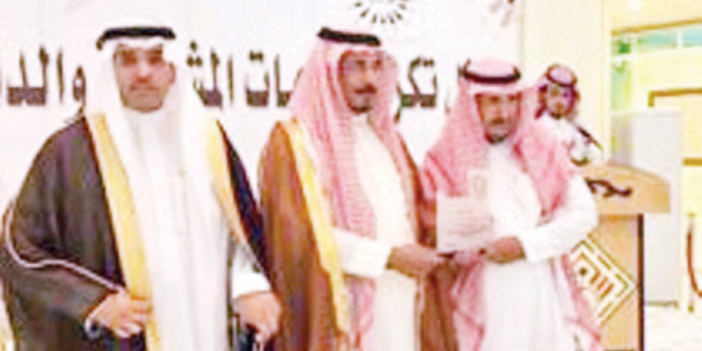  محافظ الدوادمي يكرم مدير مكتب (الجزيرة)