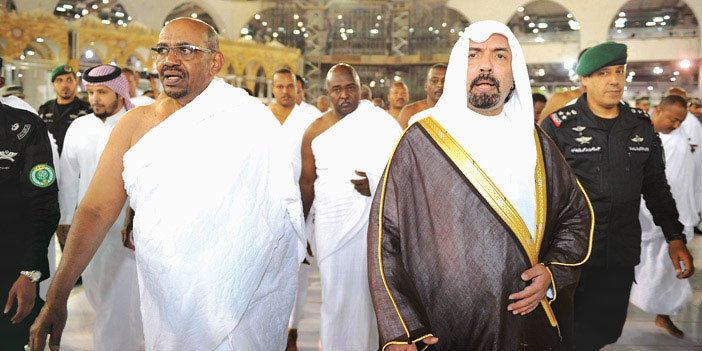 الرئيس السوداني مؤدياً مناسك العمرة