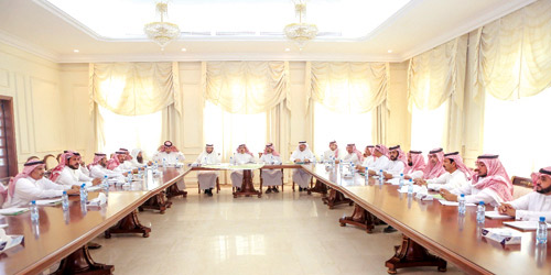  محافظ وادي الدواسر خلال ترؤسه الجلسة