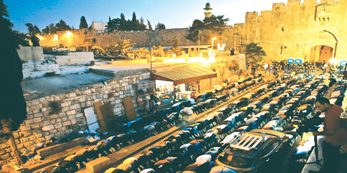  فلسطينيون يصلّون خارج أسوار الأقصى كتعبير عن صمودهم