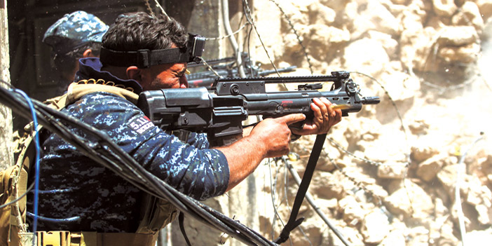  جندي عراقي يواجه الإرهابيين بإحدى محافظات العراق