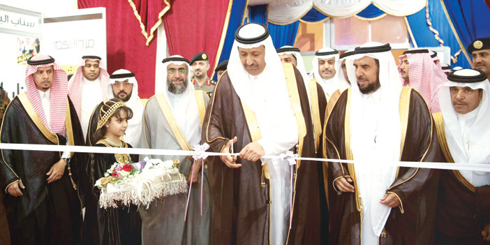  أمير الباحة يقص شريط الافتتاح