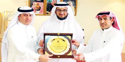 بلدية الدلم تكرم المحافظ
