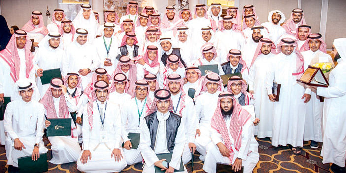  سموه يتوسط عدداً من المبتعثين