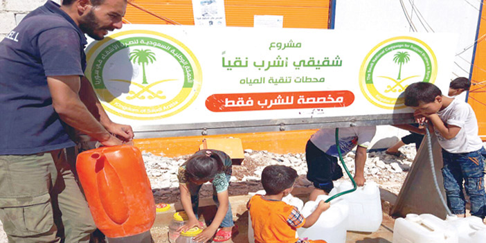  جانب من توزيع مياه الشرب على النازحين السوريين