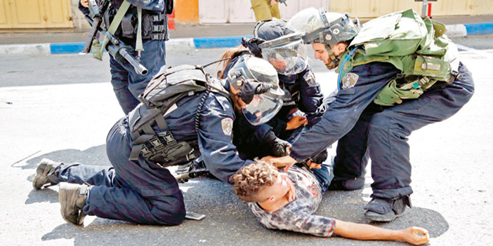  شاب فلسطيني خلال اعتقاله