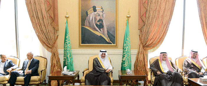 أمير منطقة تبوك يستقبل رؤساء الوفود المشاركة في دورة تبوك الدولية 