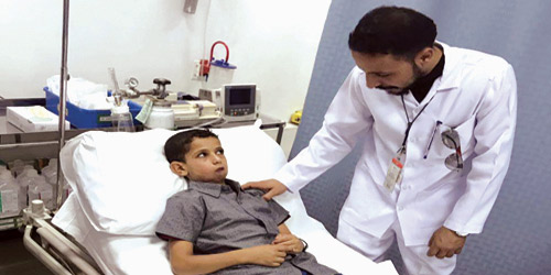 مركز الملك سلمان يبادر بعلاج طفل يمني أصيب بقذيفة حوثية في مأرب 