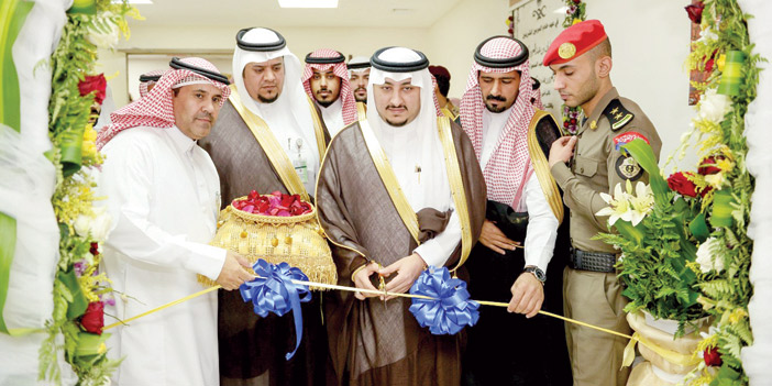   الأمير عبدالعزيز أثناء افتتاح أحد الأقسام بالمستشفى