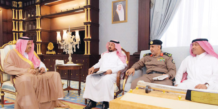  أمير الباحة خلال استقباله لجان التوطين