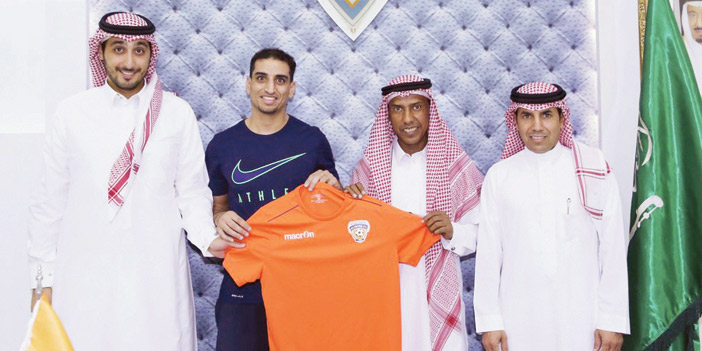   الشمري يحمل قميص الفيحاء بعد التوقيع