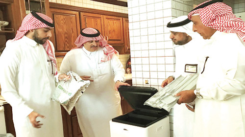  منسوبو الأمانة والشركة المشغِّلة أثناء تركيب أحد الأجهزة