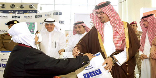  الأمير سعود يقدِّم هدايا للحجاج