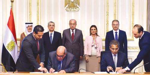   جانب من توقيع الاتفاقية