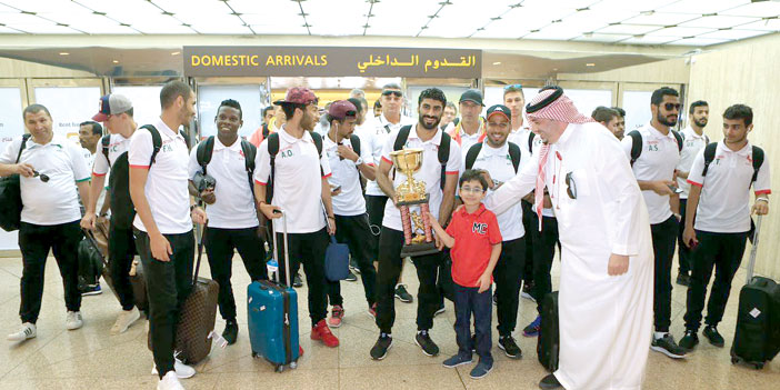  كابتن الاتفاق الكسار وعدد من نجوم الفريق يحملون كأس بطولة تبوك الدولية