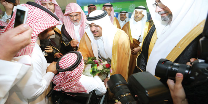  الأمير محمد يلقي التحية على أحد منظمي النادي الصيفي من ذوي الاحتياجات الخاصة