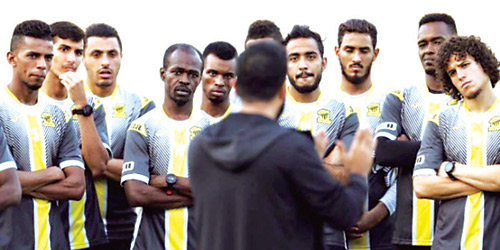  الحائلي خلال حديثه مع اللاعبين