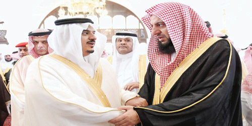  أمير منطقة الرياض بالنيابة يعزي أسرة آل الشيخ