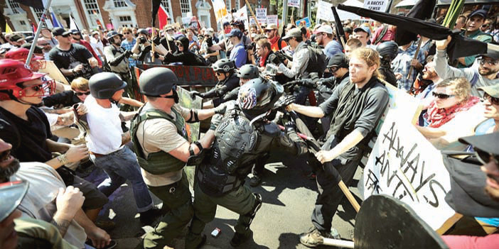   اشتباكات مباشرة بين الوطنيين البيض والنازيين الجدد في تشارلوتيسفيل