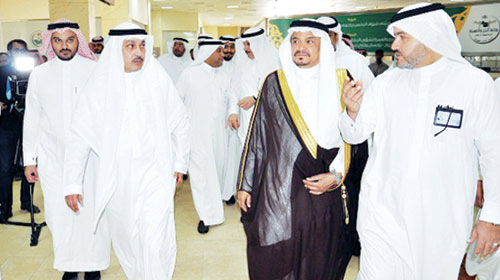 تفقد خدمات الوزارة بالمدينة ودشن التطوير الإلكتروني الذكي الميداني 