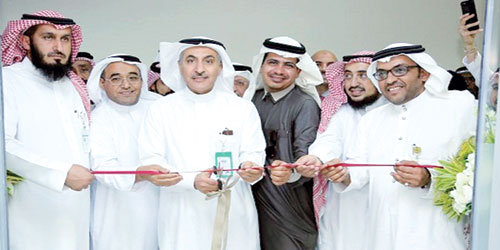 نائب وزير الصحة يُدشِّن المختبر الآلي الجديد بصحة المدينة المنورة 