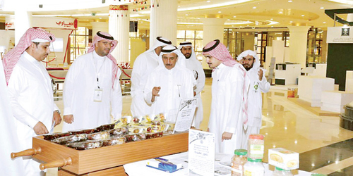  الوفد في جولة على مركز النخلة ببريدة