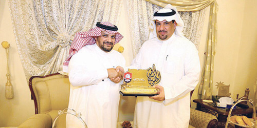 بعد تسلمه العضوية خلال زيارته للتويجري 