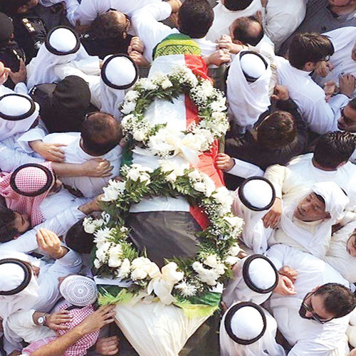  الراحل عبدالحسين عبدالرضا محمولاً على الأكتاف إلى مثواه الأخير